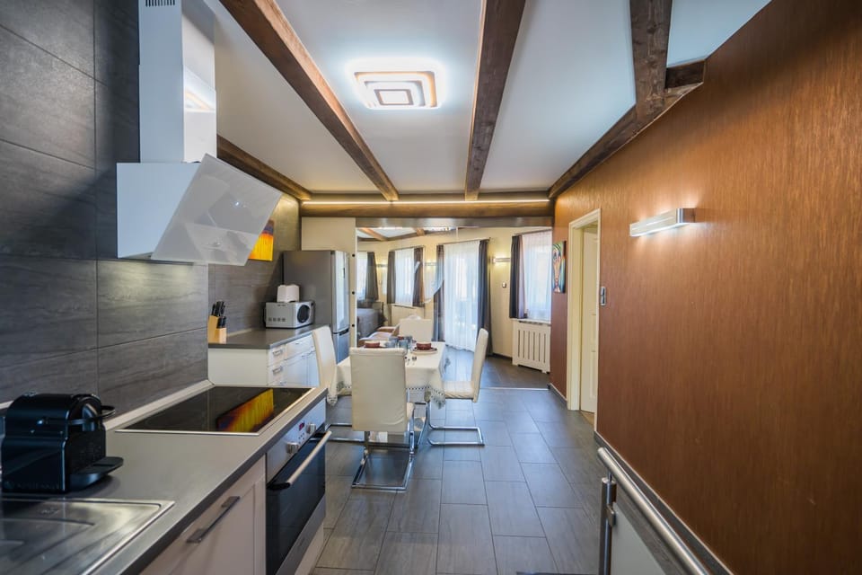 Coffee/tea facilities, Kitchen or kitchenette, oven, stove, toaster
