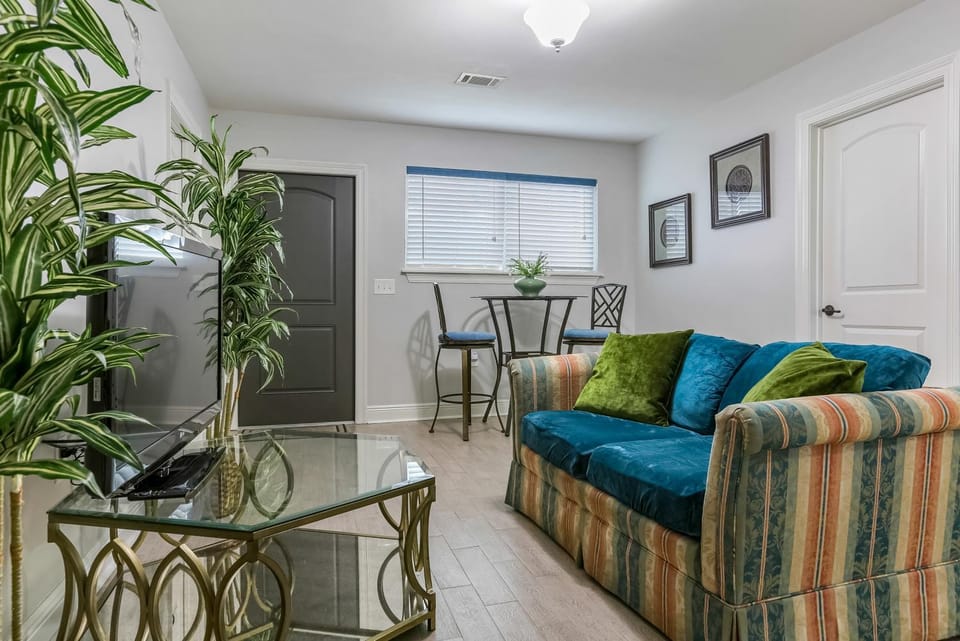 Living room, Decorative detail, Seating area, Dining area, Dinner, furniture, internet, air conditioner