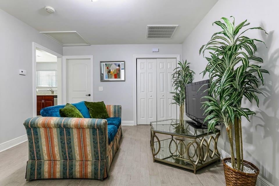 Communal lounge/ TV room, TV and multimedia, Living room, Decorative detail, Decorative detail, Seating area, Entertainment