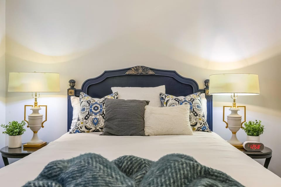 Bed, Decorative detail, Bedroom, flat iron, internet, towels, air conditioner