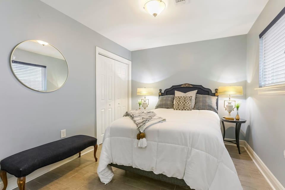 Bed, Photo of the whole room, Decorative detail, Bedroom, flat iron, furniture, towels