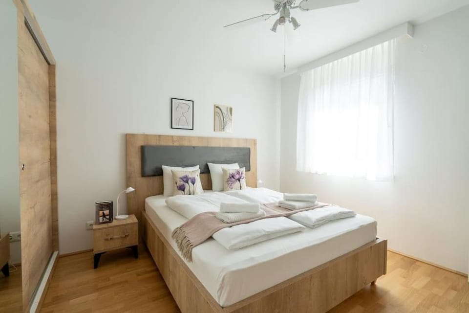 1BR with Balcony, Urban Style by HM Apartment in Vienna
