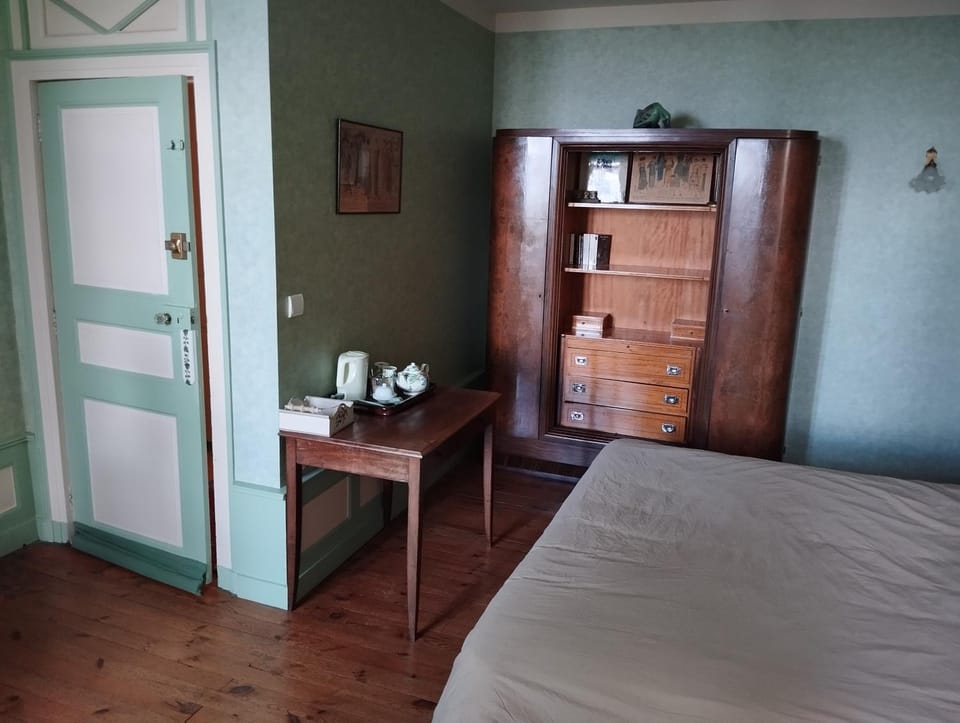 Bed, Photo of the whole room, Bedroom, hair dresser, wardrobe