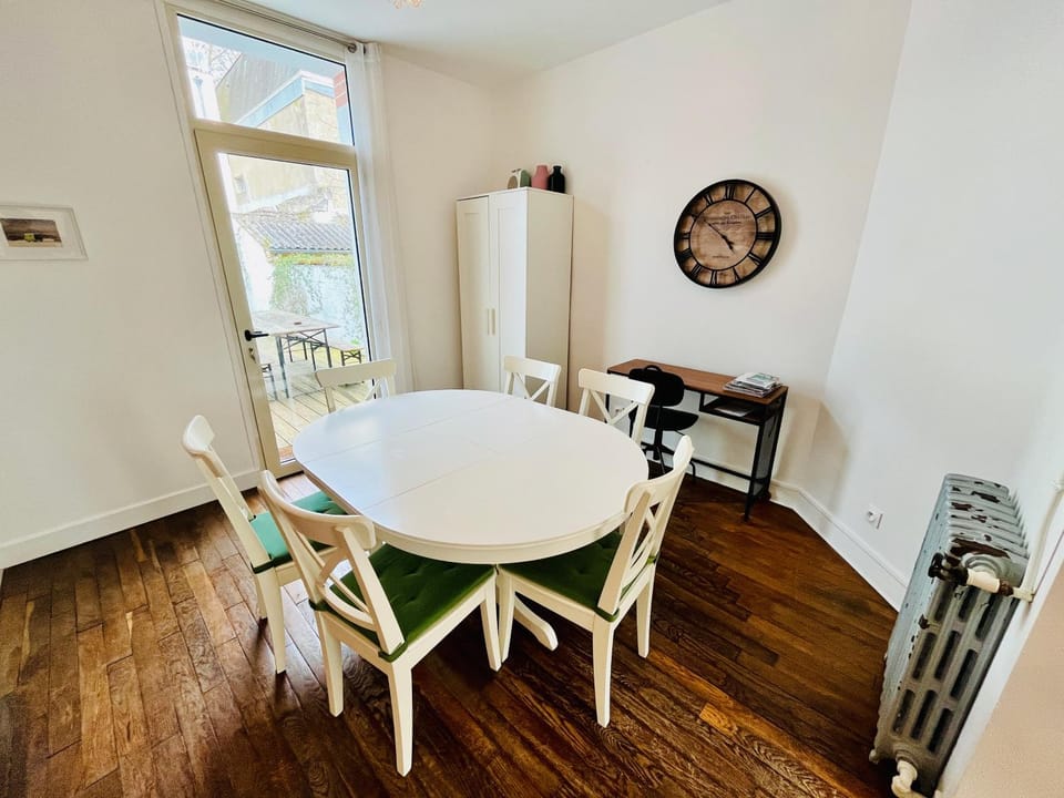 Seating area, Dining area