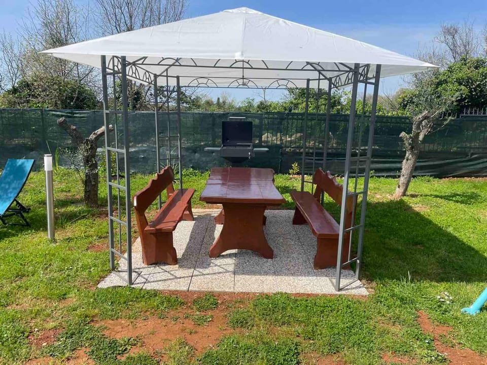 BBQ facilities, Seating area