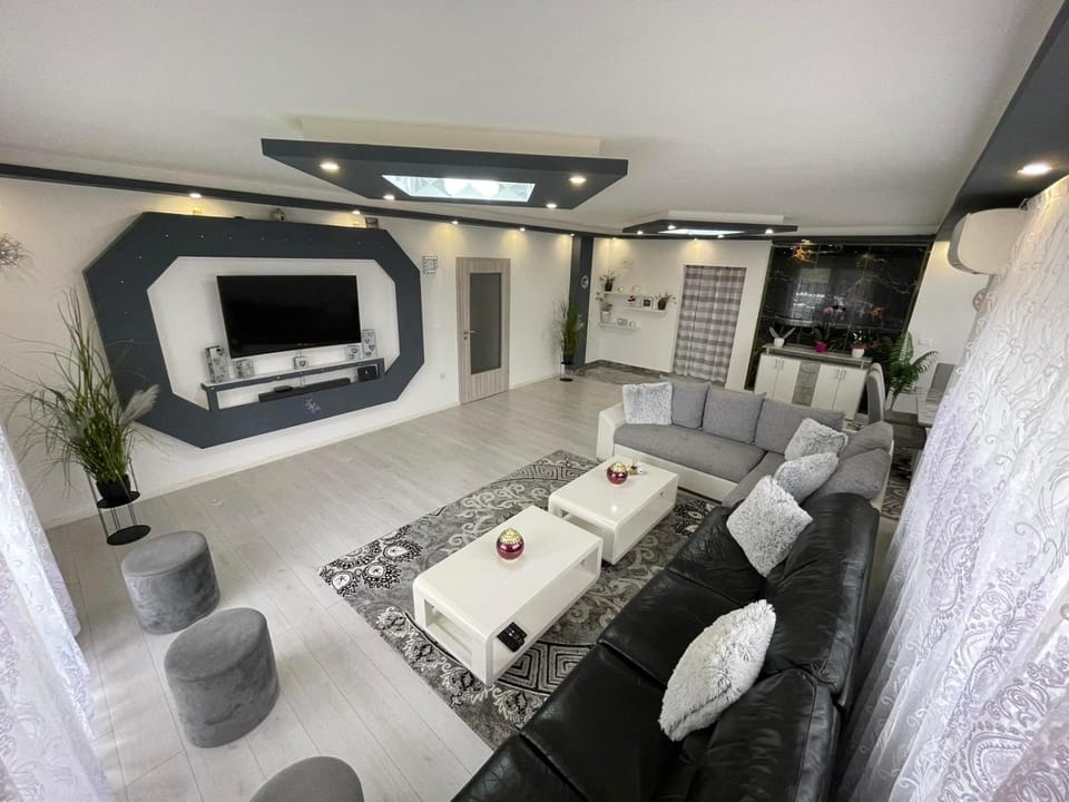Communal lounge/ TV room, TV and multimedia, Living room, Seating area, air conditioner