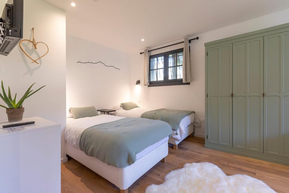 Bed, Photo of the whole room, Bedroom, wardrobe
