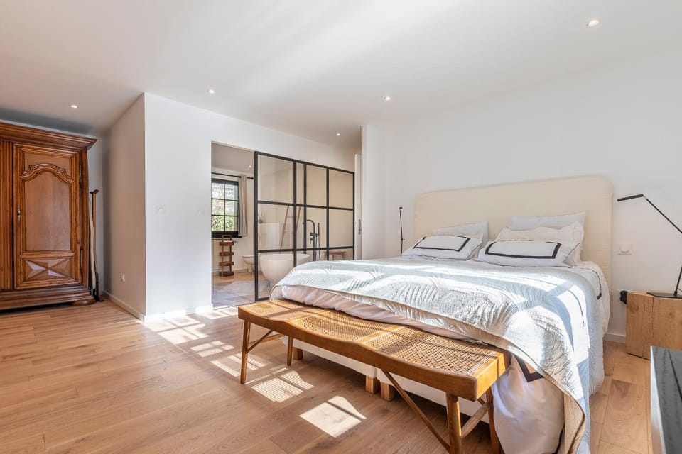 Bed, Photo of the whole room, Bedroom