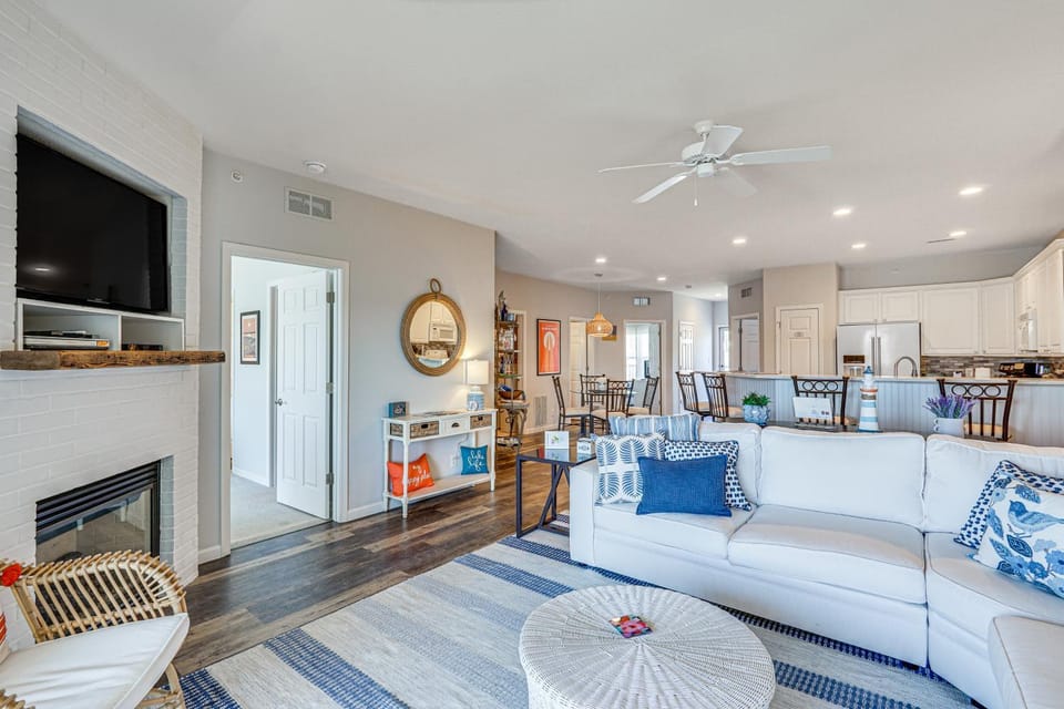 Dine Al Fresco on Balcony: Osage Beach Condo! House in Osage Beach