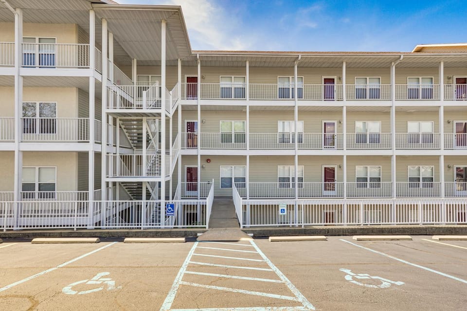 Dine Al Fresco on Balcony: Osage Beach Condo! House in Osage Beach