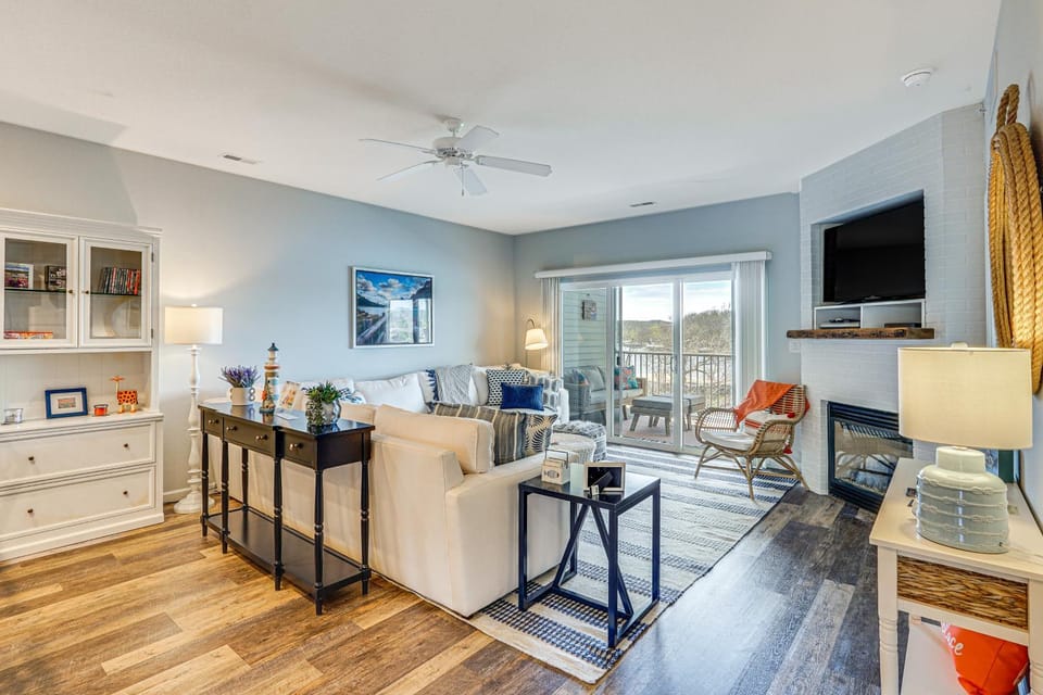 Dine Al Fresco on Balcony: Osage Beach Condo! House in Osage Beach