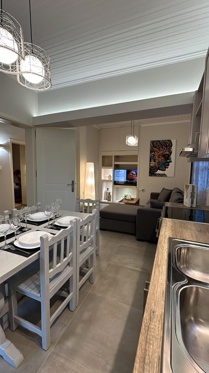 TV and multimedia, Kitchen or kitchenette, Living room, Seating area, Dining area, stove