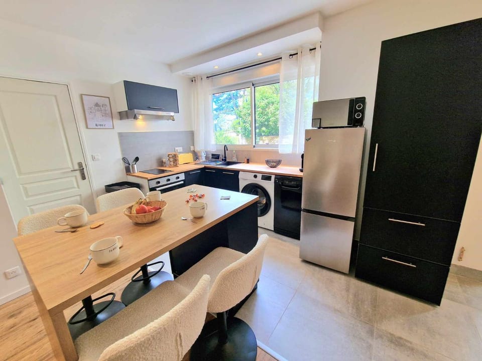 Kitchen or kitchenette, kitchen