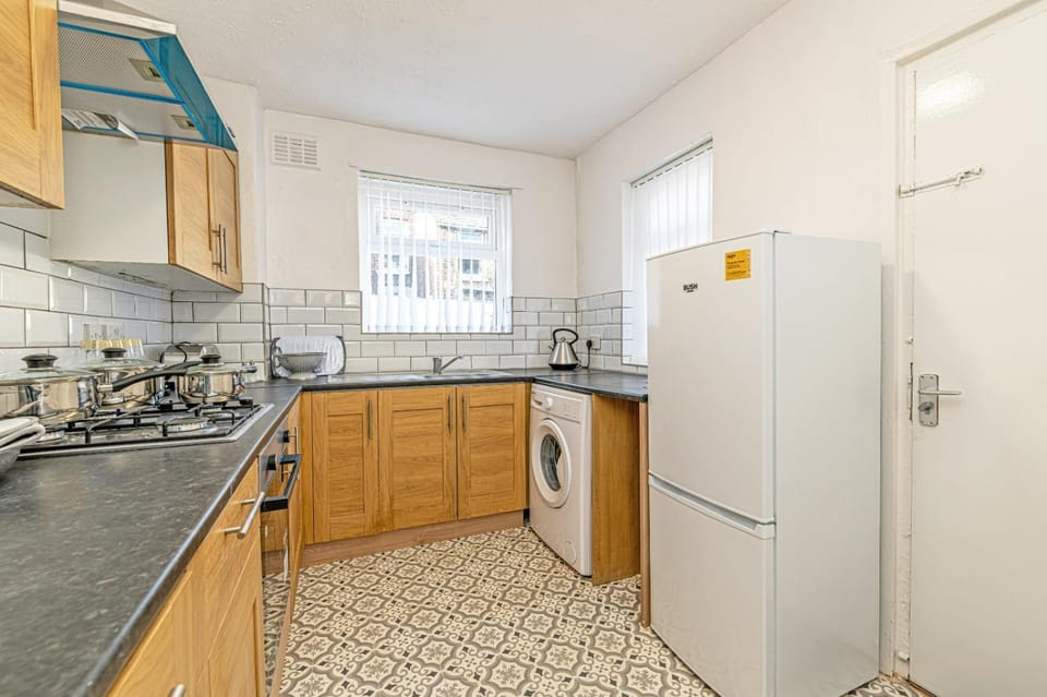 Kitchen or kitchenette, pet friendly, stove, washing machine