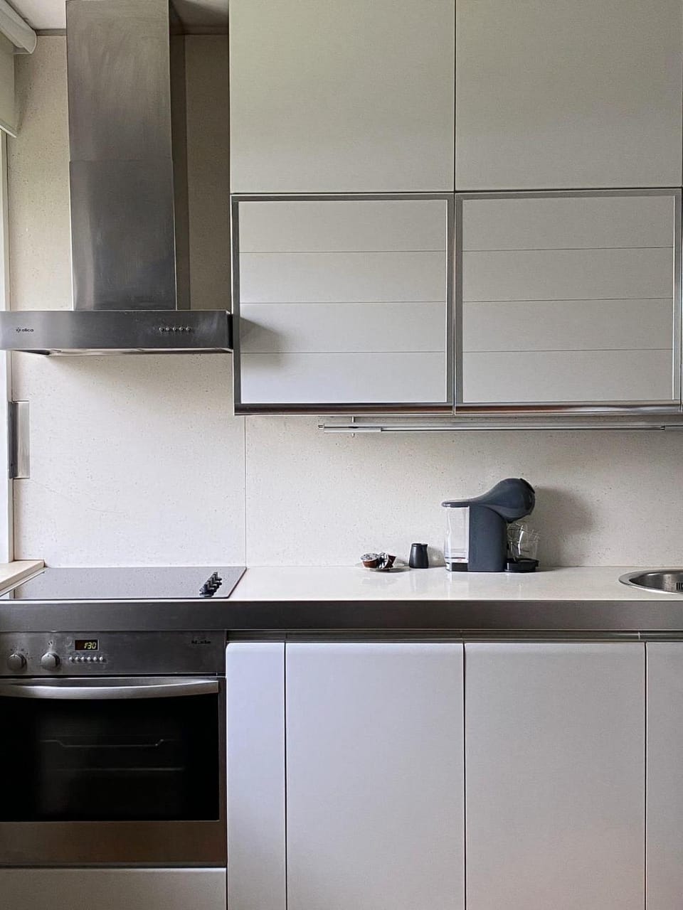 Coffee/tea facilities, Kitchen or kitchenette, stove