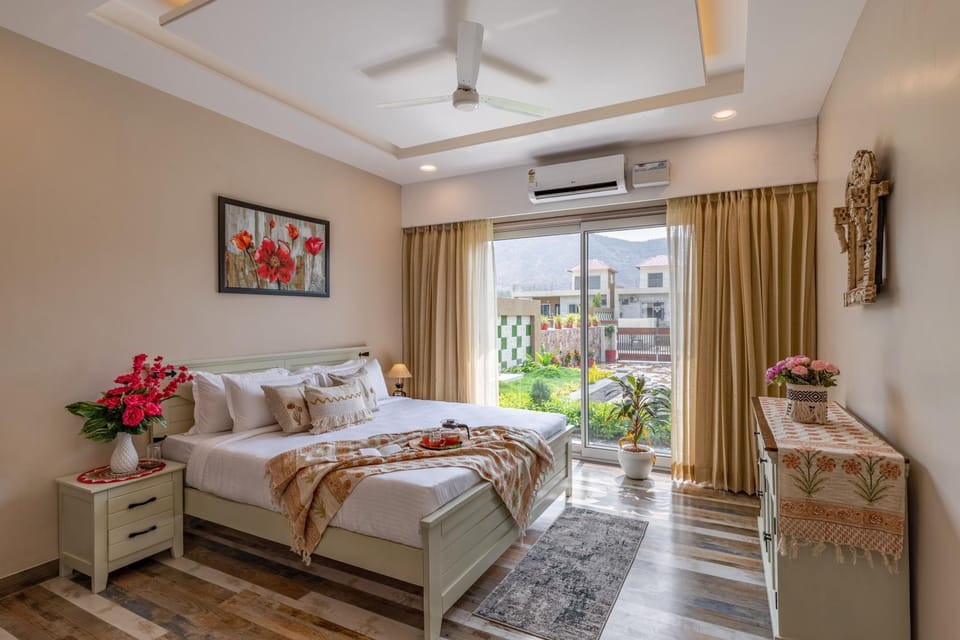 Photo of the whole room, Bedroom