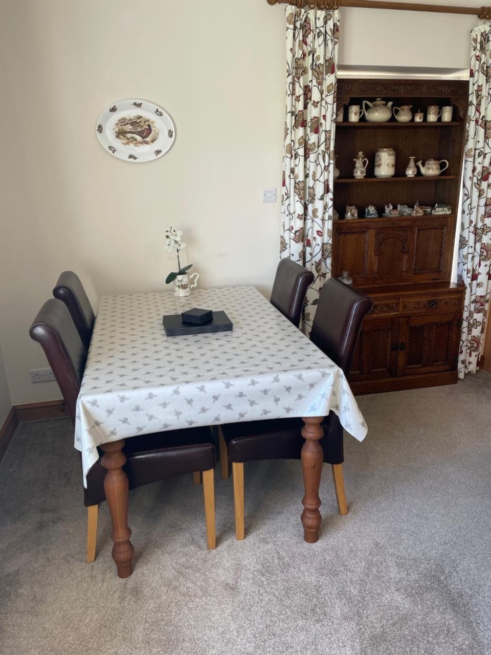Seating area, Dining area