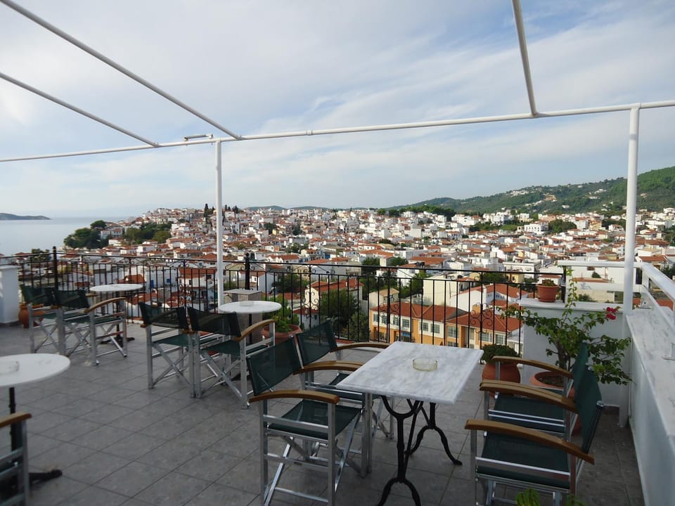 Restaurant/places to eat, Balcony/Terrace, City view