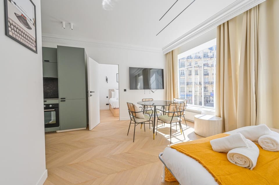 Communal lounge/ TV room, TV and multimedia, Living room, Seating area, Dining area