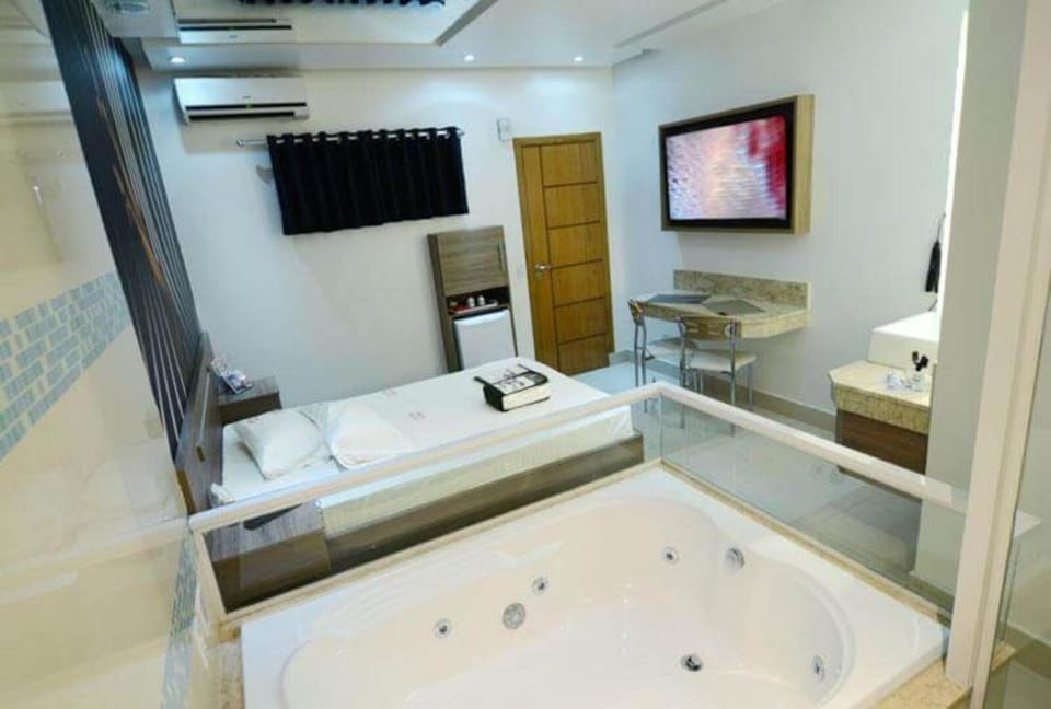 Bed, Hot Tub, TV and multimedia, Bedroom, air conditioner
