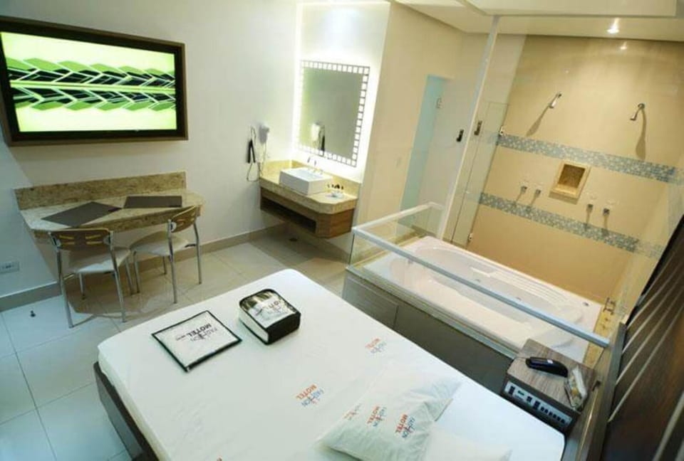 Shower, TV and multimedia, Dining area, Meals