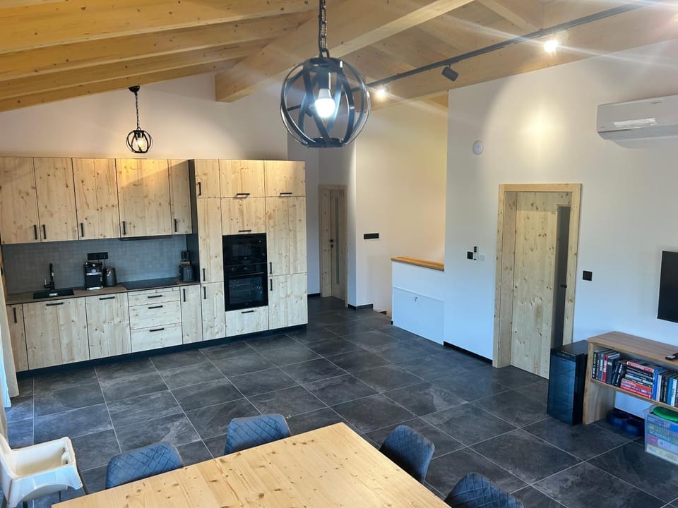 Kitchen or kitchenette, Dining area, minibar, oven, pet friendly, stove