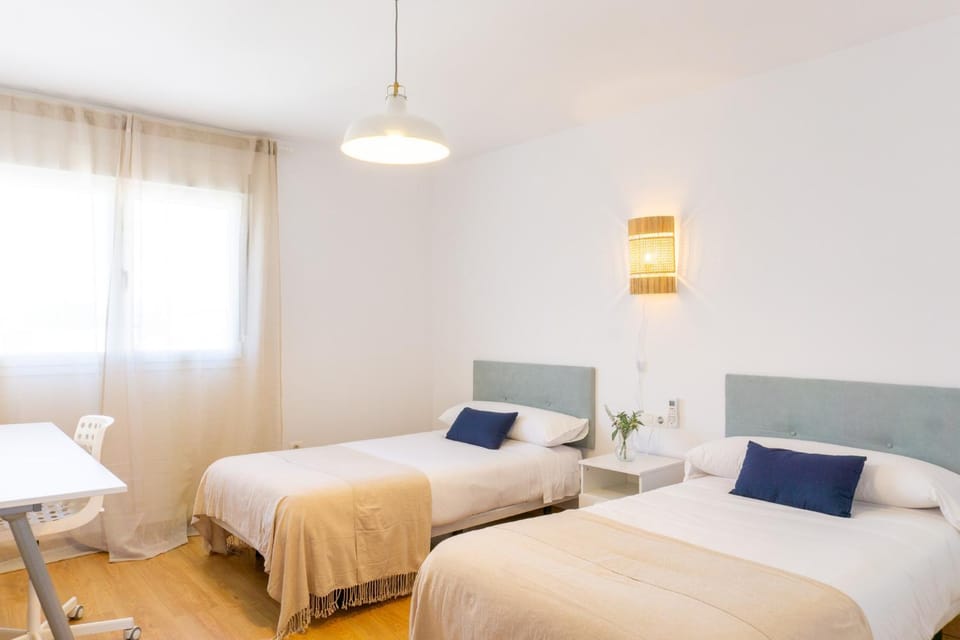 Photo of the whole room, Bedroom