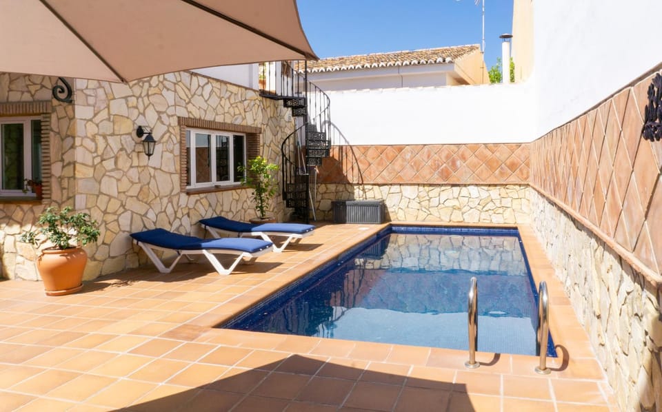 Day, Pool view, Swimming pool, sunbed