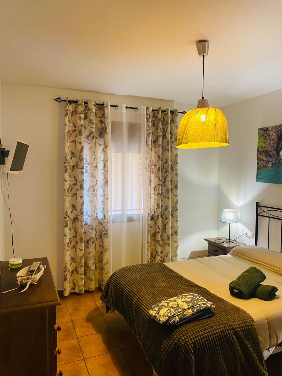 Bed, TV and multimedia, Photo of the whole room, Bedroom, towels