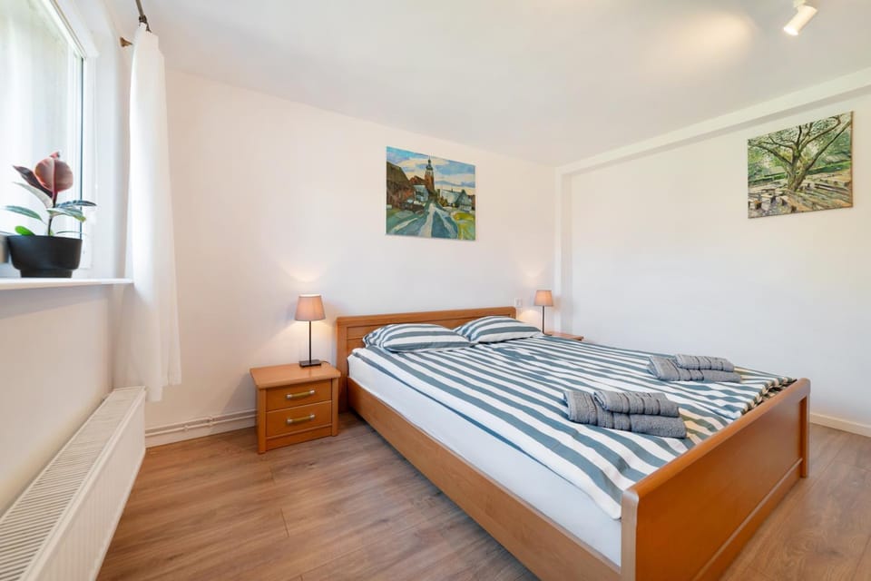 Bed, Photo of the whole room, Bedroom, towels, towels