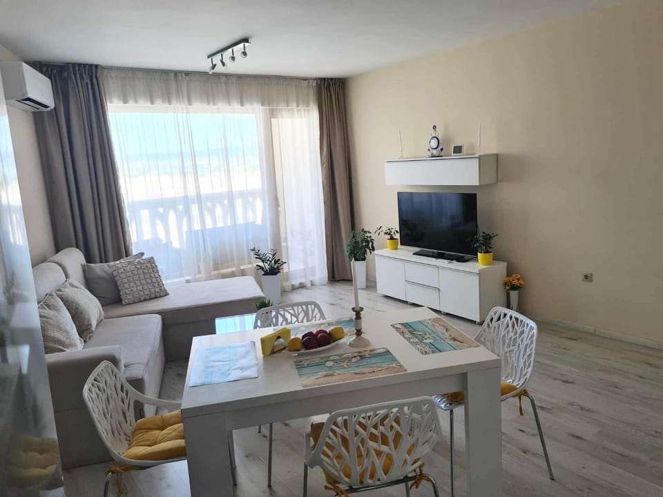 Communal lounge/ TV room, TV and multimedia, Living room, Seating area, Dining area