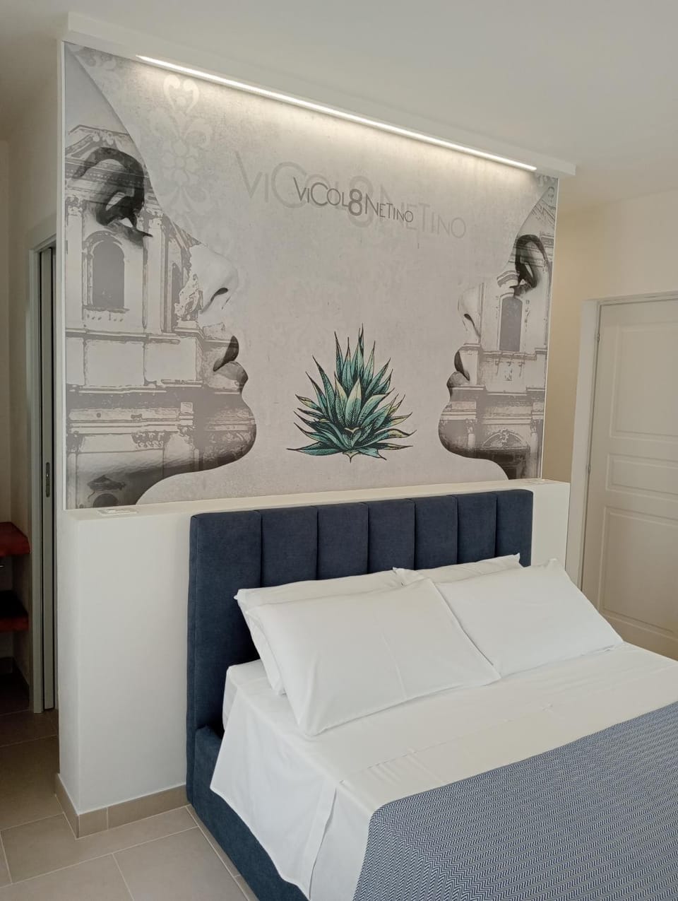 Bed, Photo of the whole room, Decorative detail, Bedroom, Quiet street view