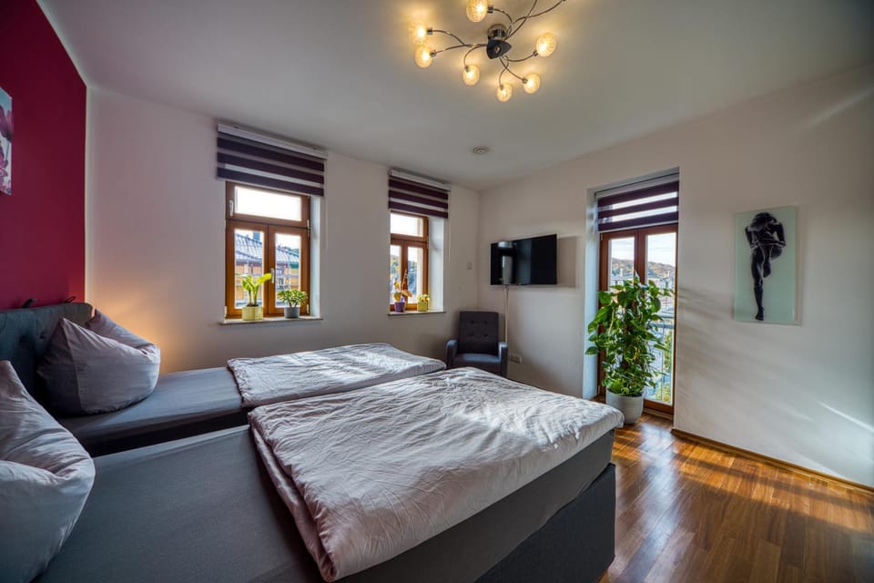 Bed, TV and multimedia, Bedroom