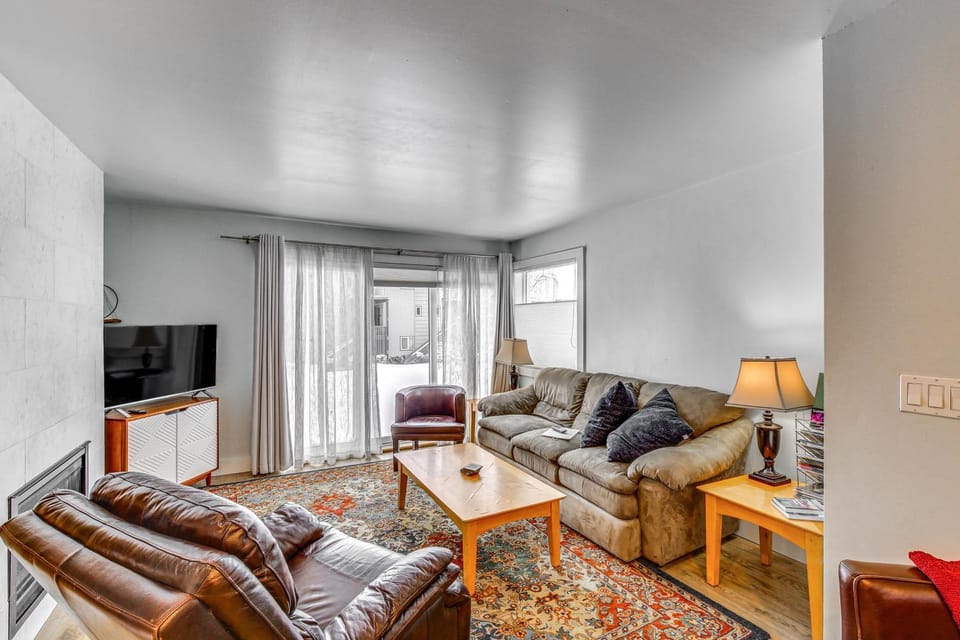 Near Hiking: Cozy Anchorage Retreat w/ Fireplace! House in Anchorage