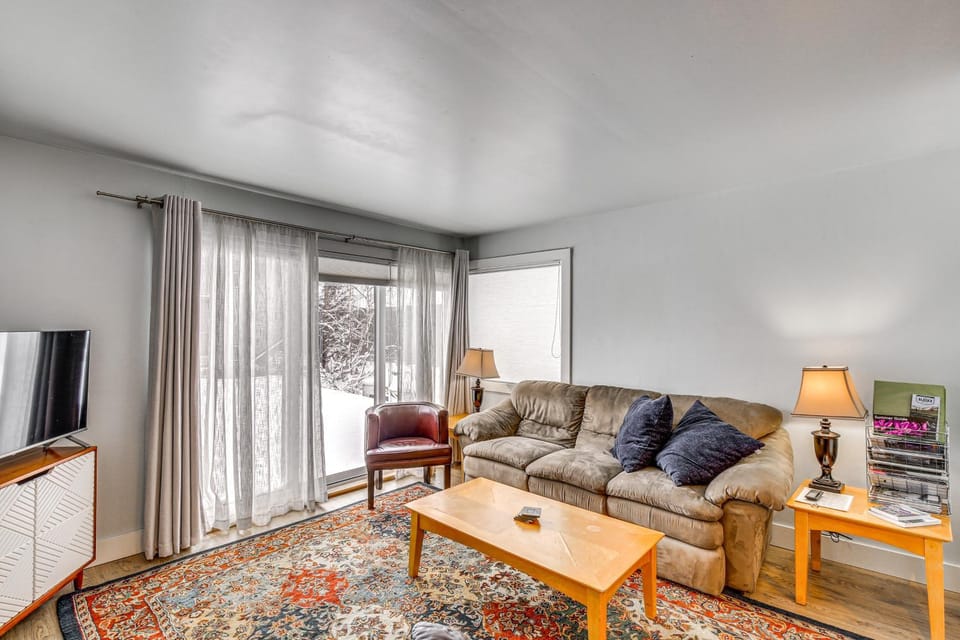Near Hiking: Cozy Anchorage Retreat w/ Fireplace! House in Anchorage