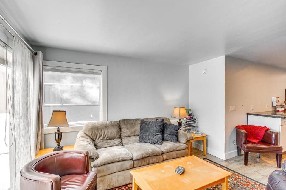 Near Hiking: Cozy Anchorage Retreat w/ Fireplace! House in Anchorage