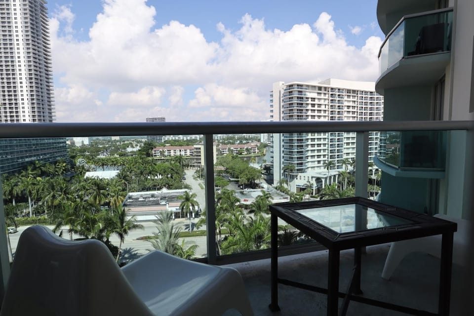Apt w/2 Queen Beds & Canal View at Tides House in Hollywood Beach