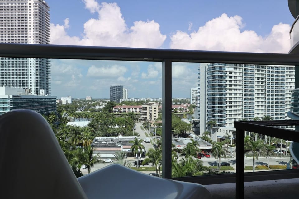 Apt w/2 Queen Beds & Canal View at Tides House in Hollywood Beach