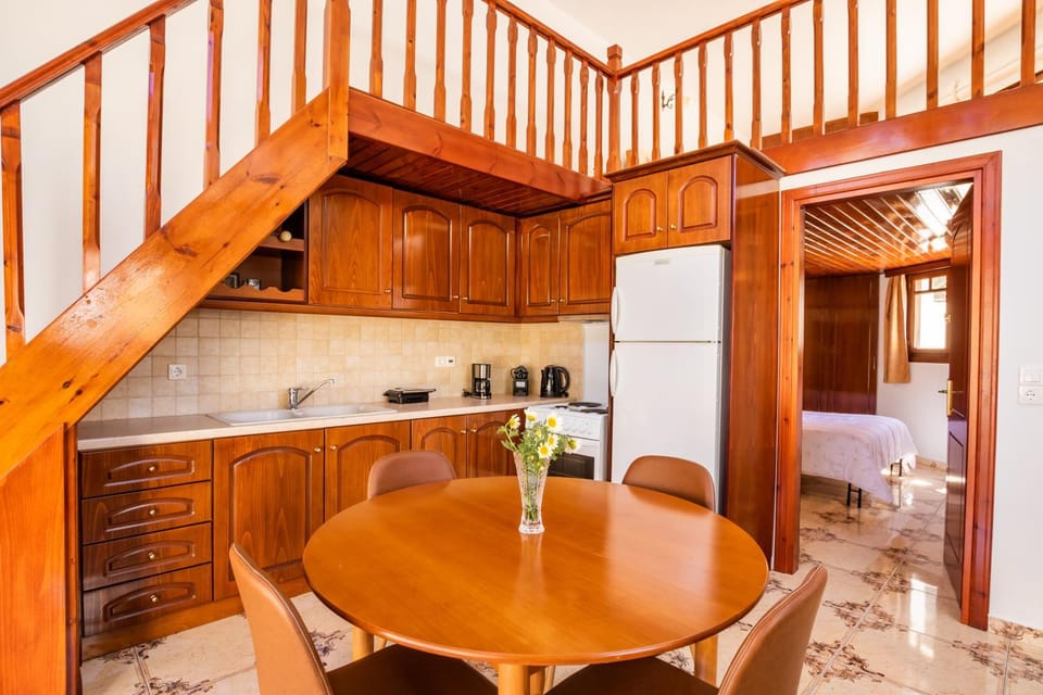 Kitchen or kitchenette, Dining area, pet friendly