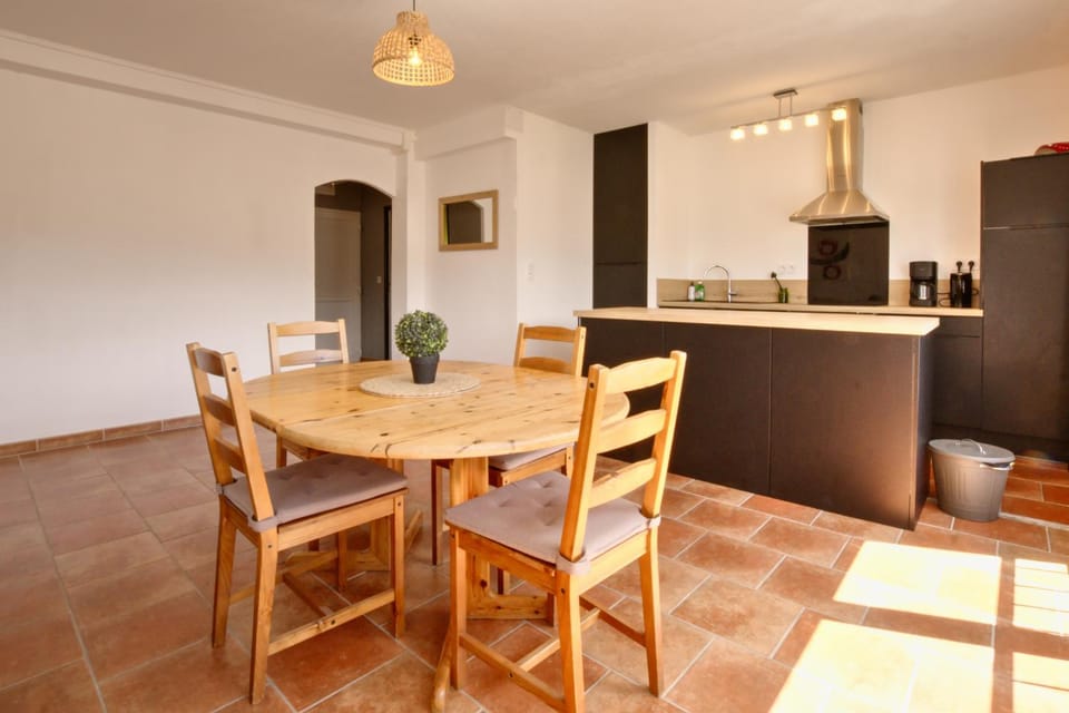 Kitchen or kitchenette, Dining area, stove