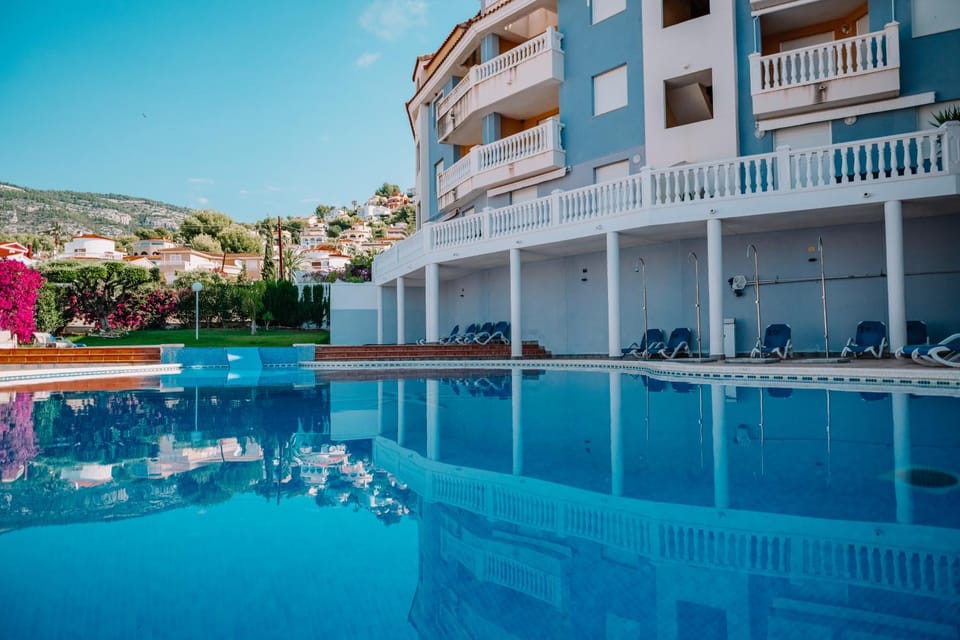 Property building, Day, Natural landscape, Mountain view, Pool view, Swimming pool, sunbed