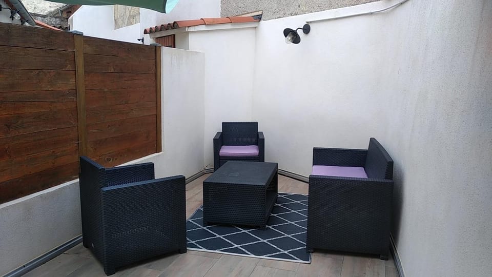 Patio, Living room