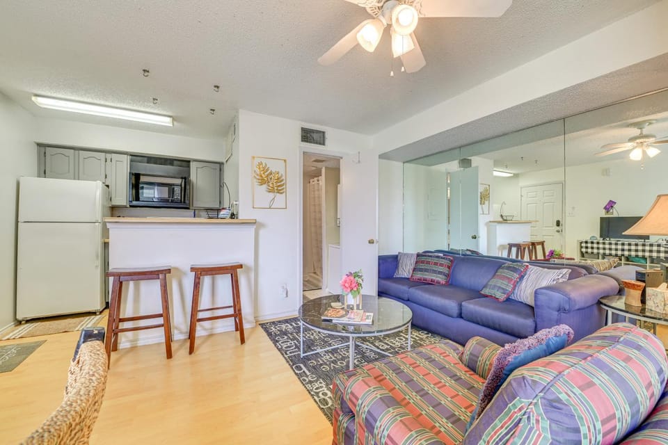 3 Mi to Dtwn Fort Worth! Condo w/ Hot Tub & Pool Apartment in Fort Worth