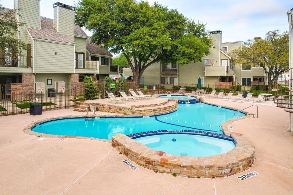 3 Mi to Dtwn Fort Worth! Condo w/ Hot Tub & Pool Apartment in Fort Worth