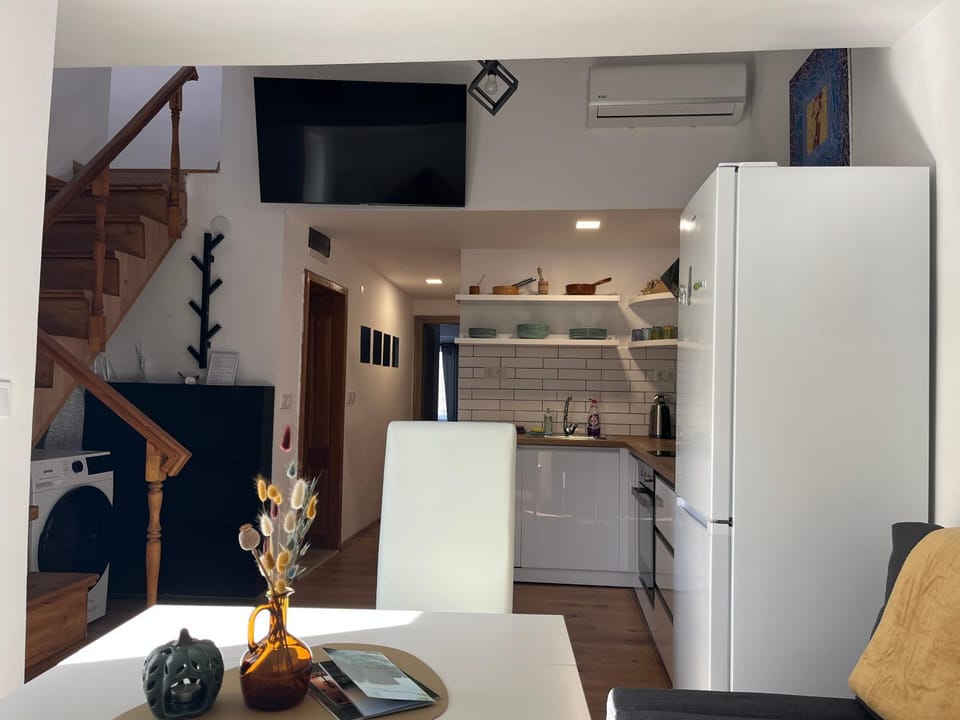 Kitchen or kitchenette, Dining area, oven, stove