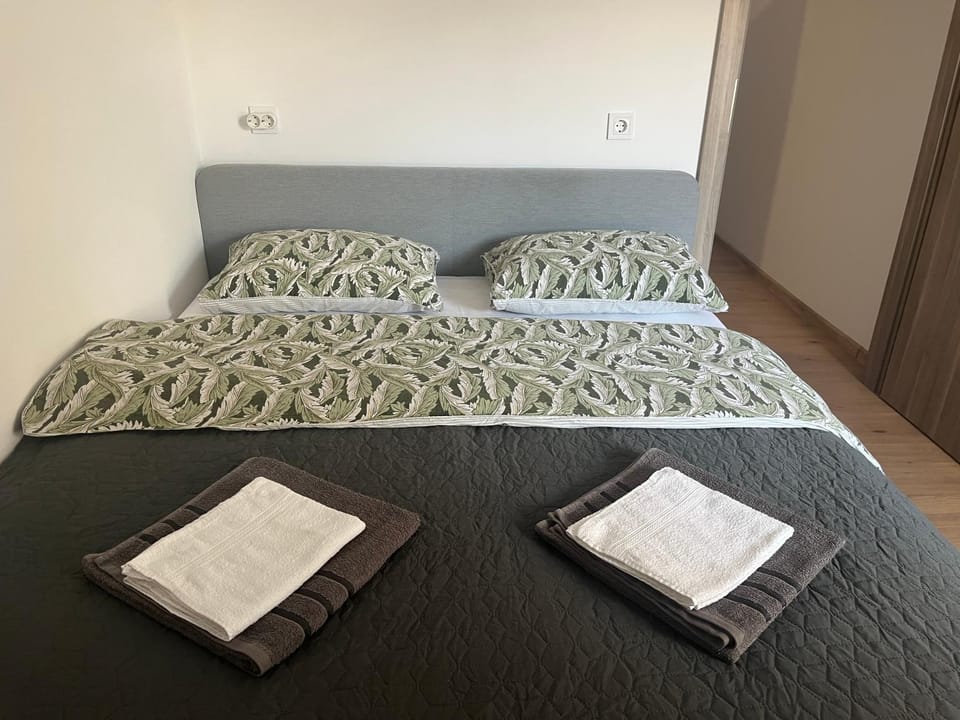 Bed, Photo of the whole room, Bedroom, towels