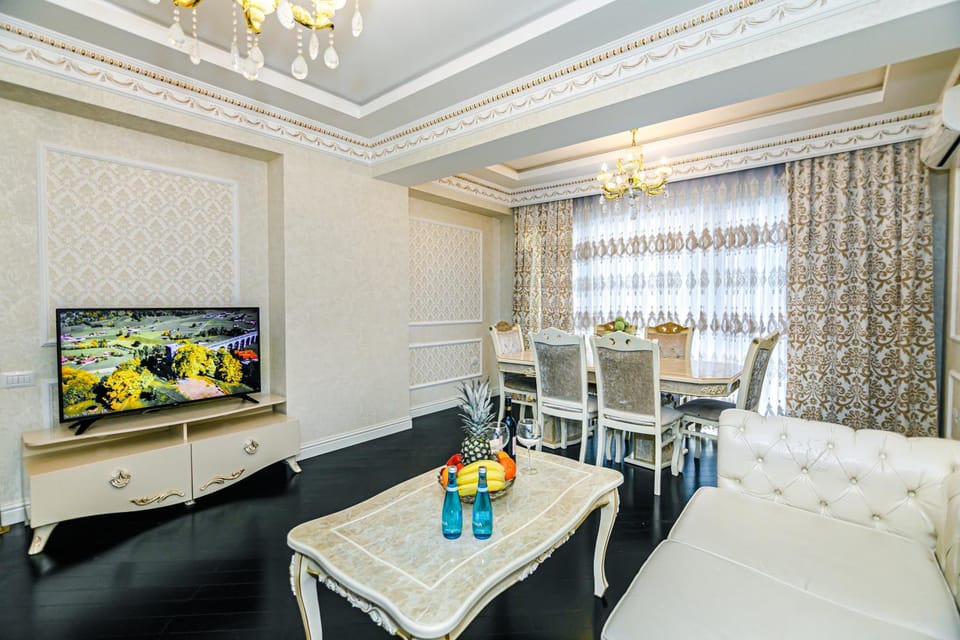 TV and multimedia, Living room, Seating area, Dining area