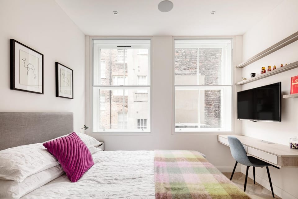Bed, TV and multimedia, Bedroom, hair dresser