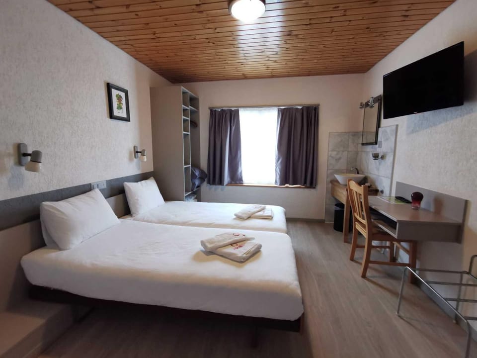 Bed, TV and multimedia, Photo of the whole room, Bedroom, towels