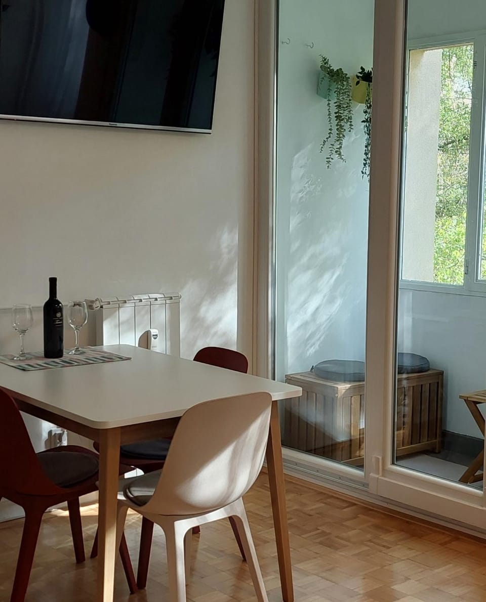 TV and multimedia, Dining area